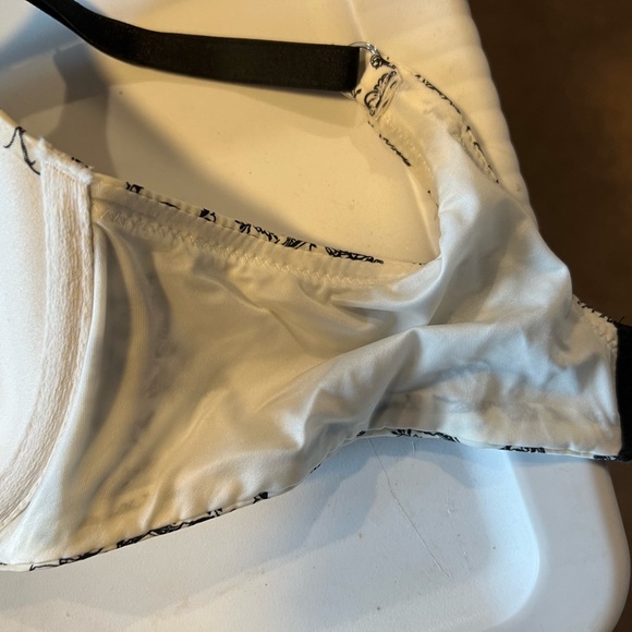 Victoria’s Secret Black and white bra. Size 34D. - Picture 8 of 8